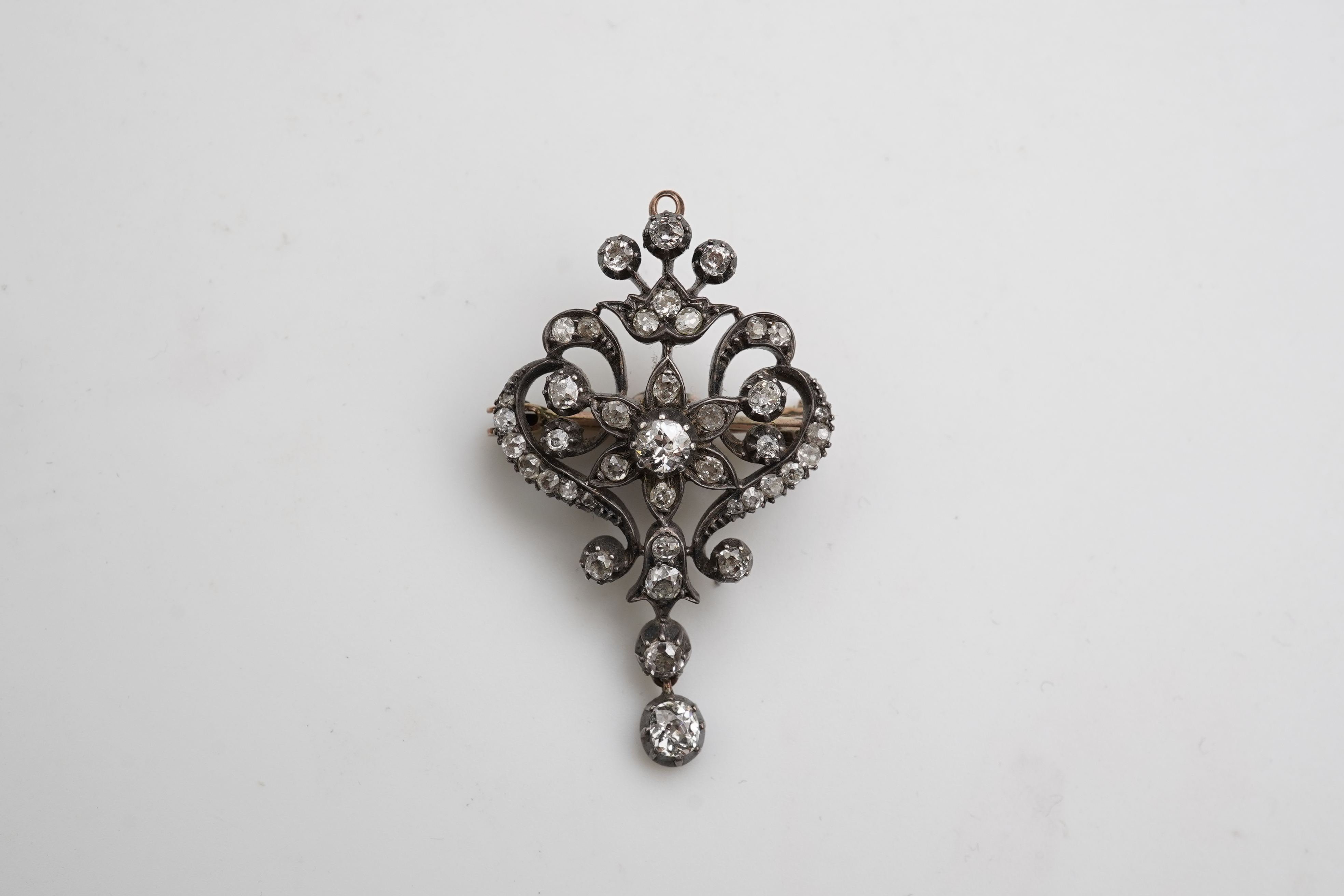 A late Victorian diamond brooch/pendant, circa 1900